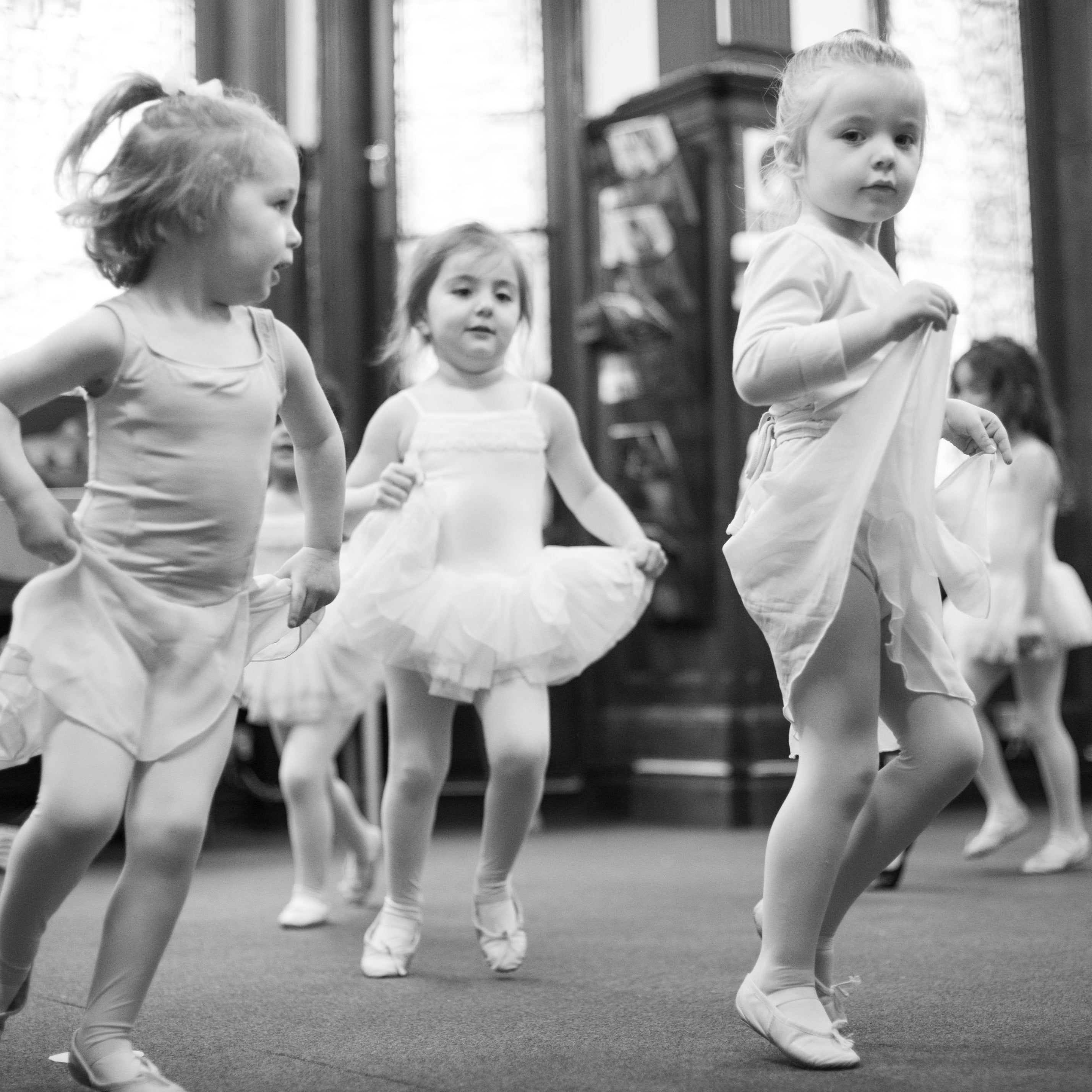 Babyballet ballerinas in an Adut & me class
